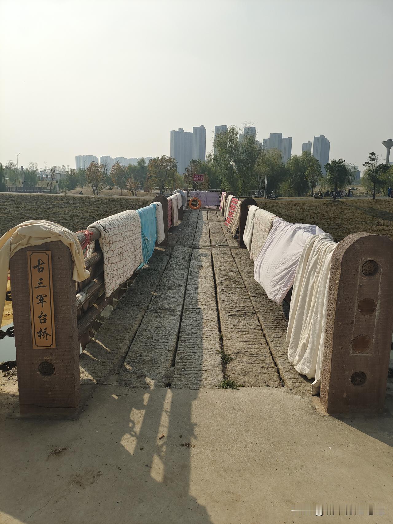 去城区附近的三军台清代古桥打卡。此桥是孝感近年来新发现的古桥，虽没有被列为文物保