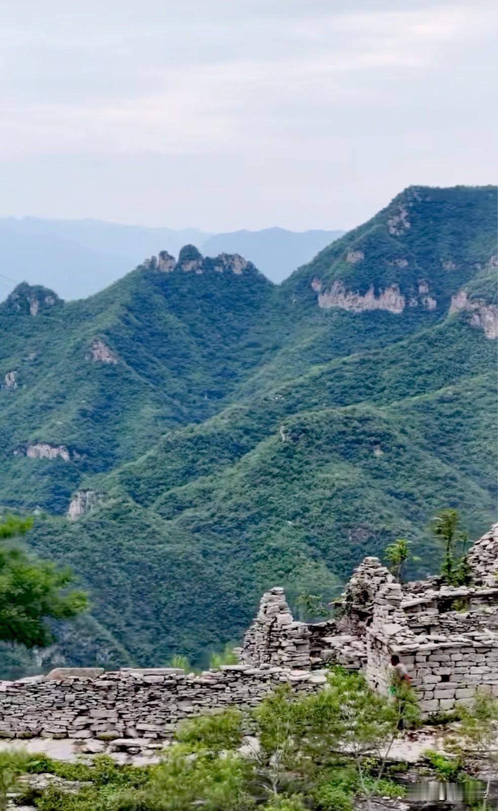 上周翻硬盘翻出去年深秋拍的秦岭涝峪大山岔的照片，盯着看了快半小时。
1982年这