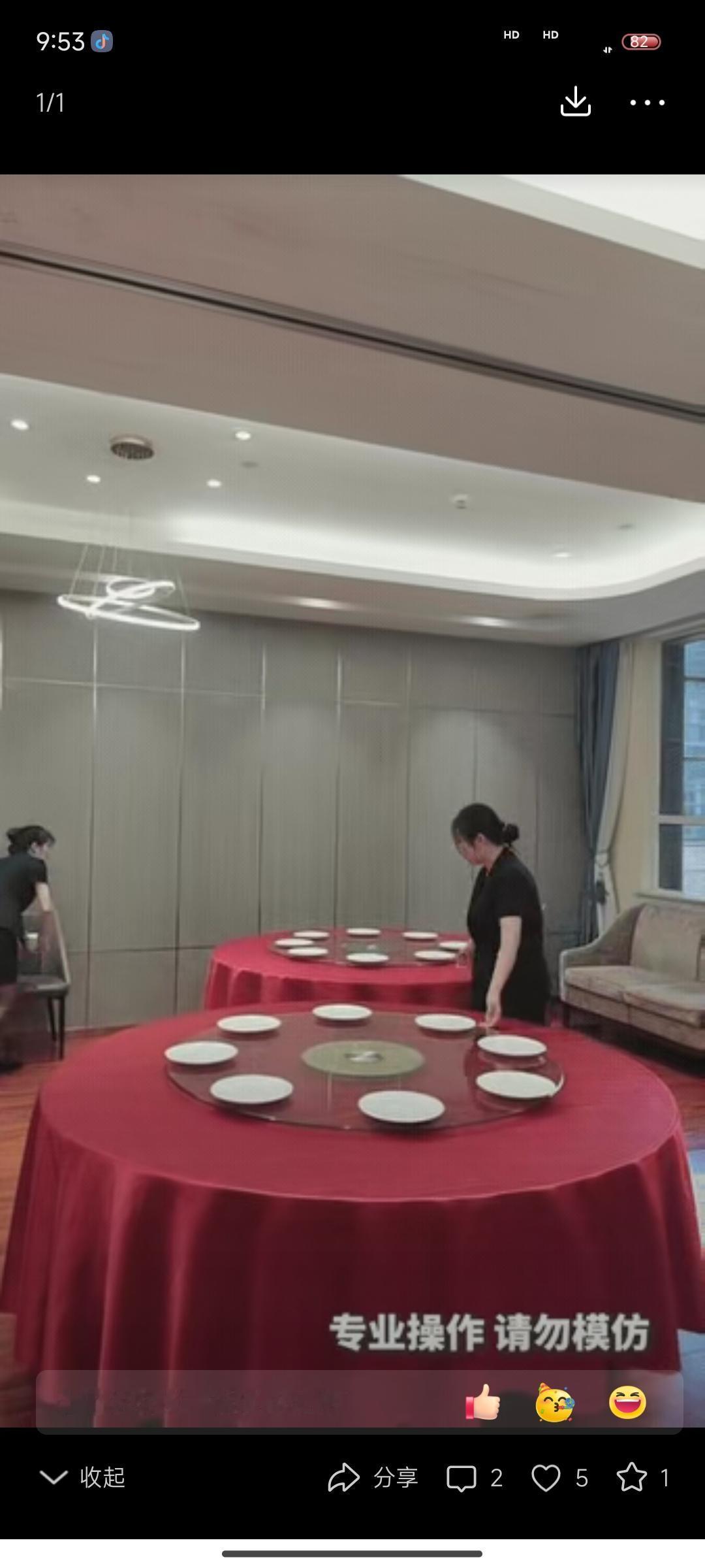 “火到人民日报了！” 陕西西安，一饭店女员工利用空闲的时间既不刷手机，也不干活拖