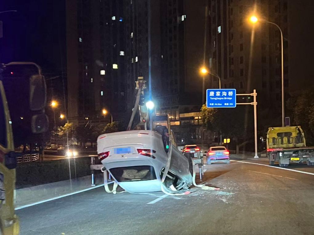 广元城市服务台刚刚，北二环，芙蓉餐厅门口车翻了，过往车辆注意靠右边行驶。