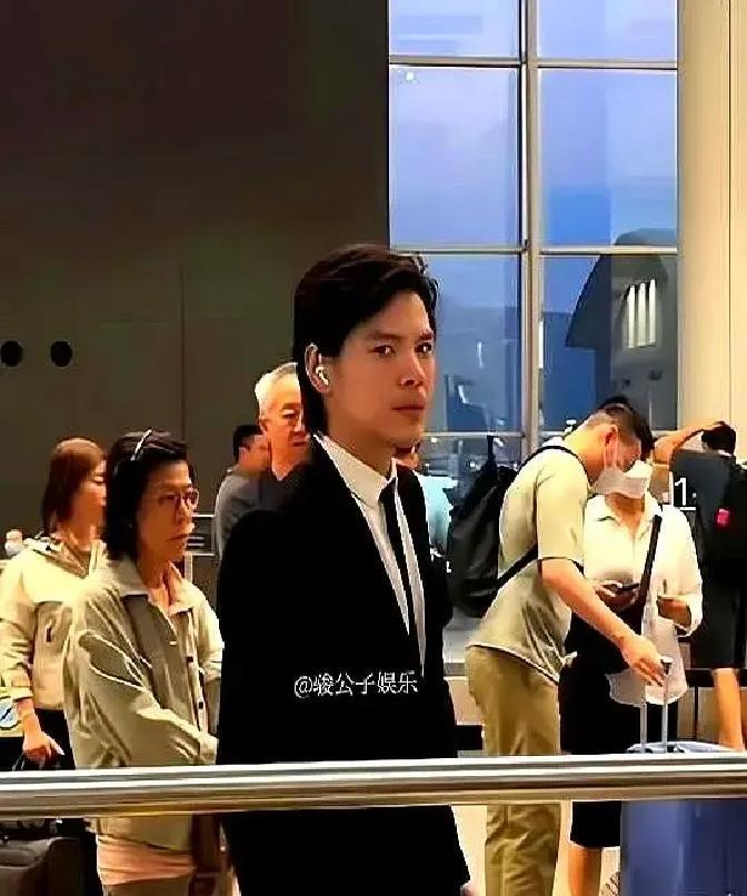 前几天向佐机场一身黑西装，突然好多人夸他。说这味儿就对了，像向家人了。
 
有意