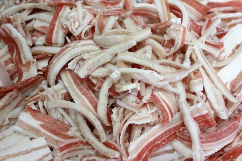 买猪肉可得擦亮眼睛。新鲜猪肉的瘦肉是淡红或粉红色，脂肪洁白有光泽，看着那新鲜的鲜