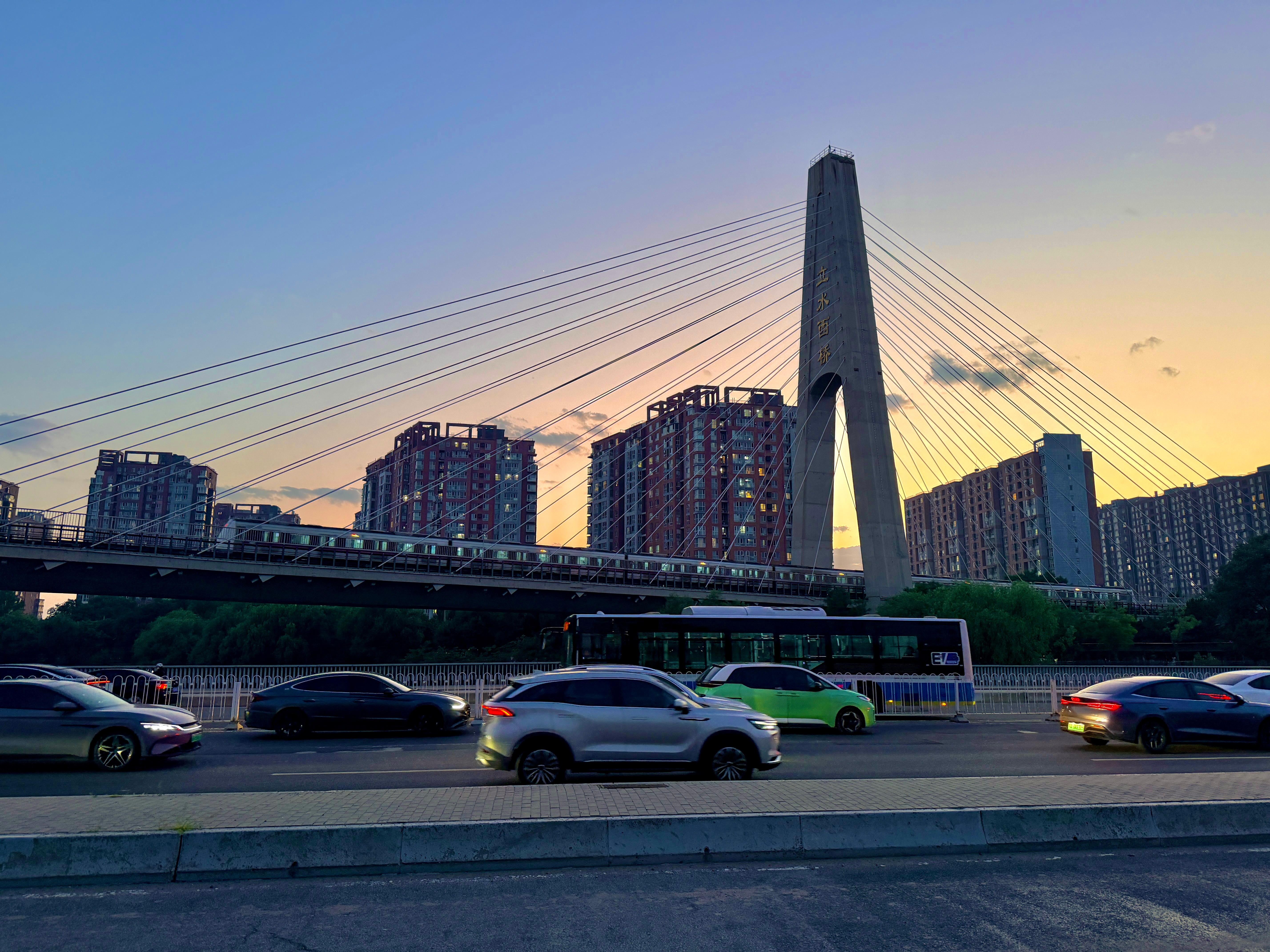 随手拍 夕阳挺好的，还有地铁 北京·立水桥公园