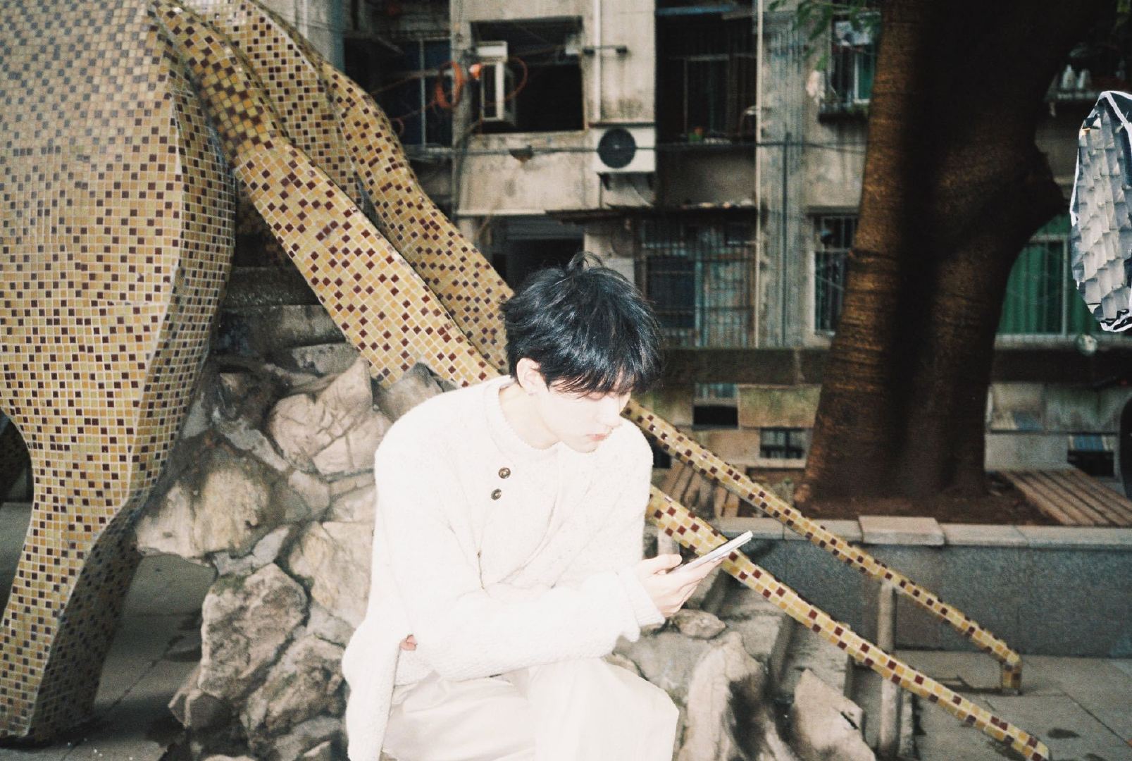 周翊然长颈鹿滑梯随拍 周翊然长颈鹿滑梯随拍来啦 米白色针织毛衣造型休闲温暖，和 