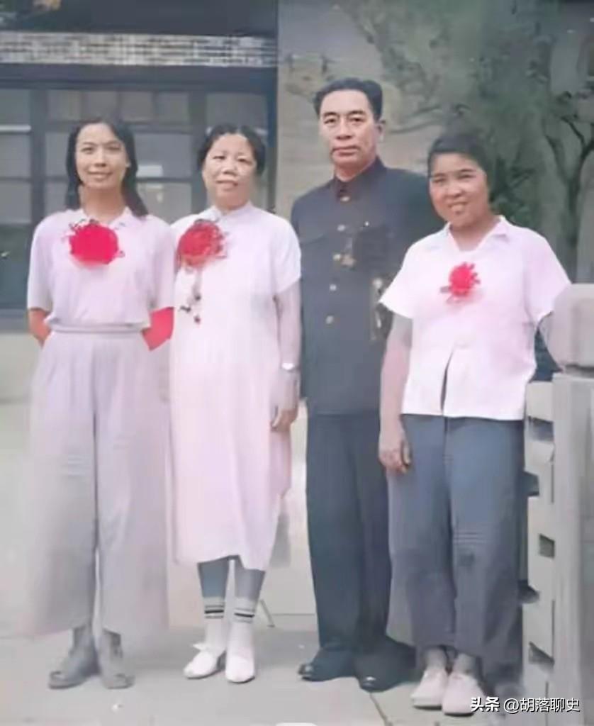 这是周总理与邓颖超结婚25周年纪念留下的一张照片，胸前佩戴一朵小红花，简简单单。