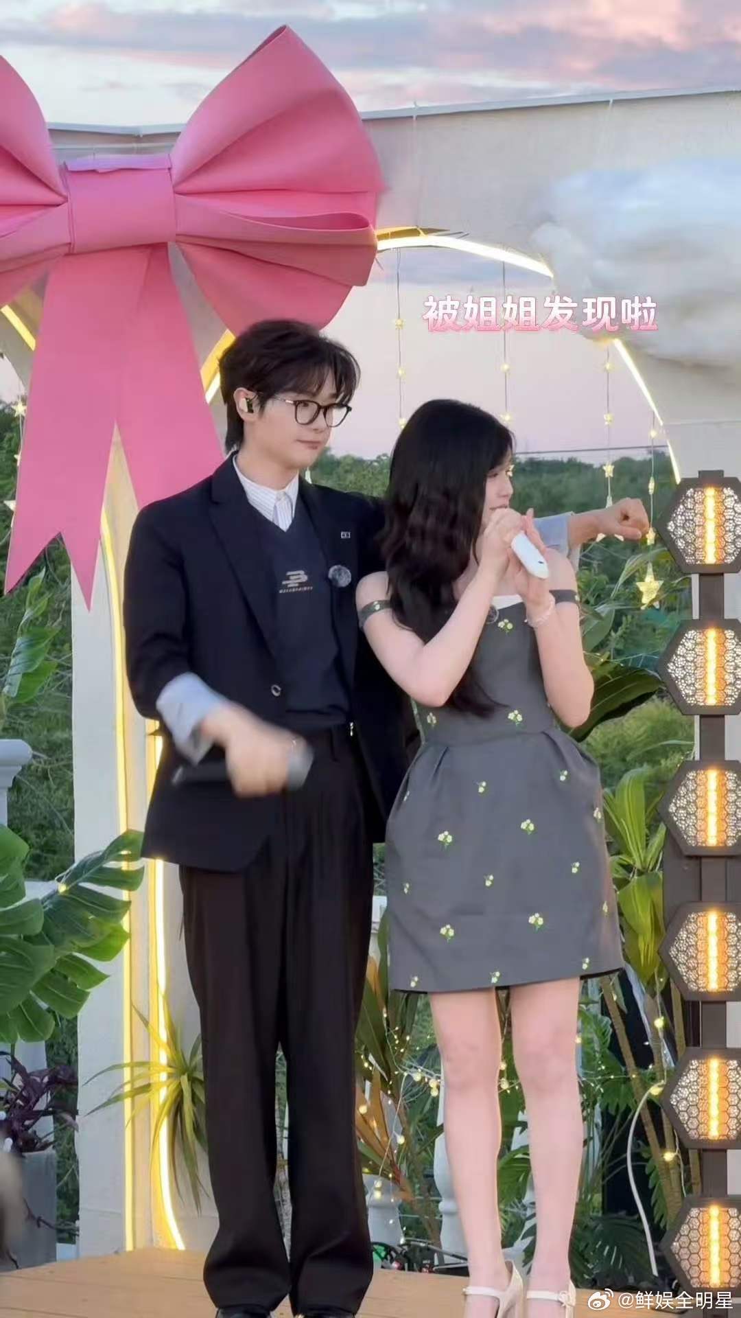 陈妍希小九姐狗味好浓每一处小细节都是偏爱，小九合唱绅士护着陈妍希，眼神温柔缱绻 