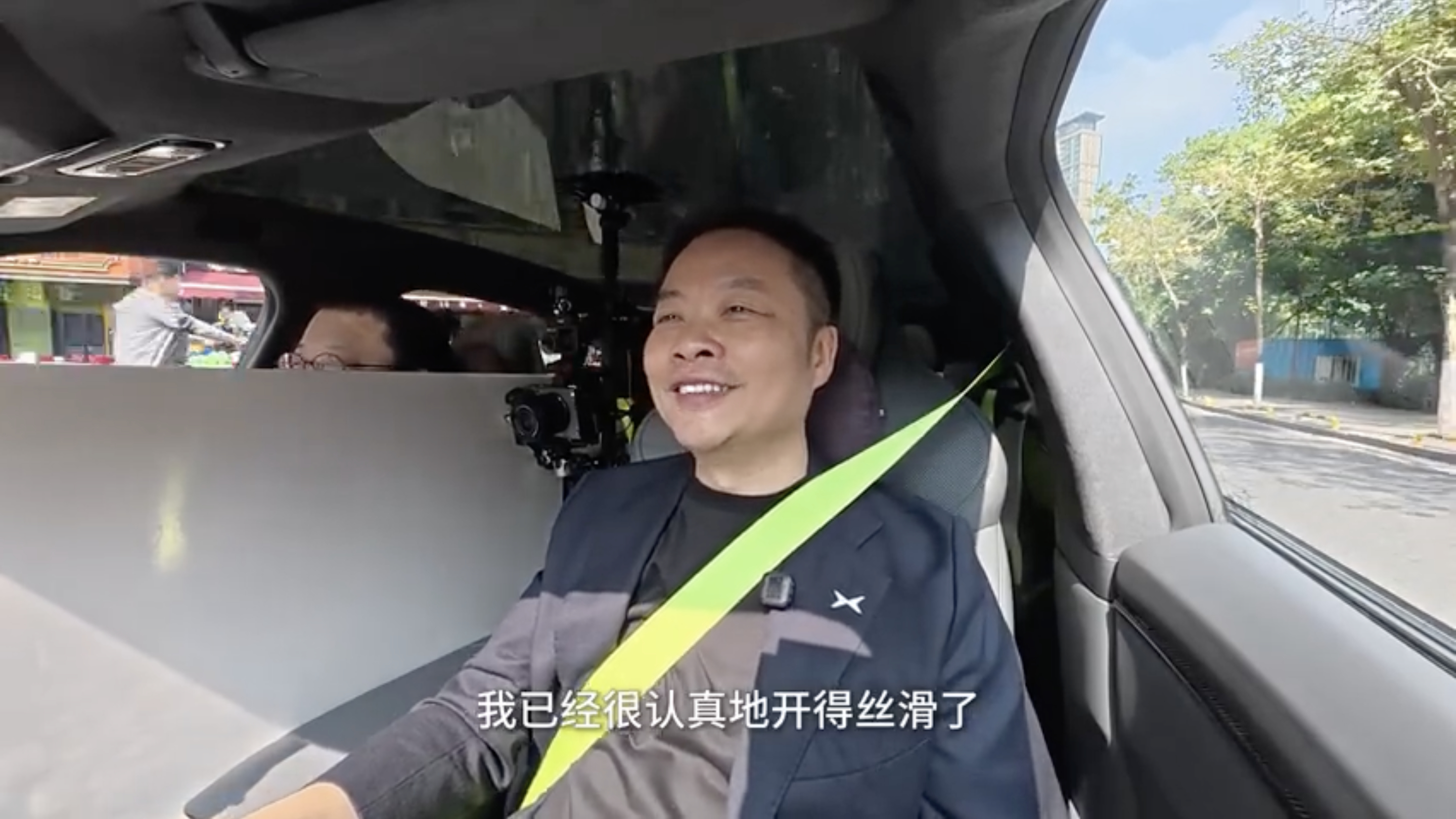 罗永浩称P7智驾开得比何小鹏好 现在智驾开得比人丝滑多了，老罗给第二代VLA和何