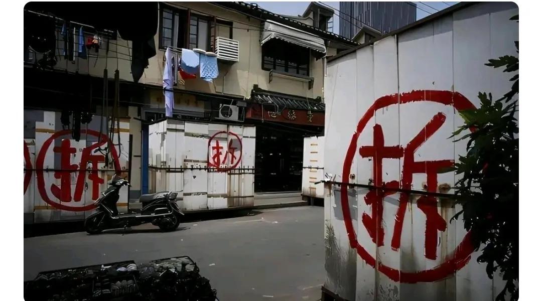 老百姓泣血呼吁，拆掉老旧的预制板楼才是正道
在城市的角落，老旧的预制板楼如同历史