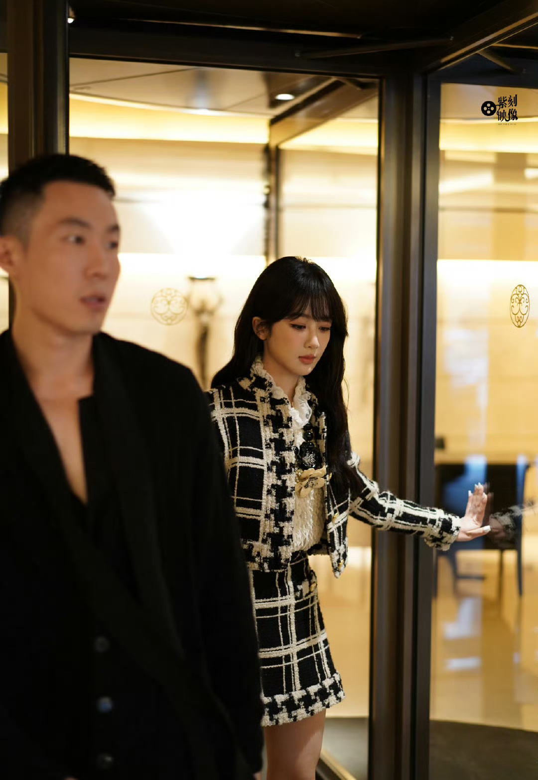 杨紫、林允儿即将前往Valentino秀场看秀，想知道林允儿这白色丝袜造型是怎么