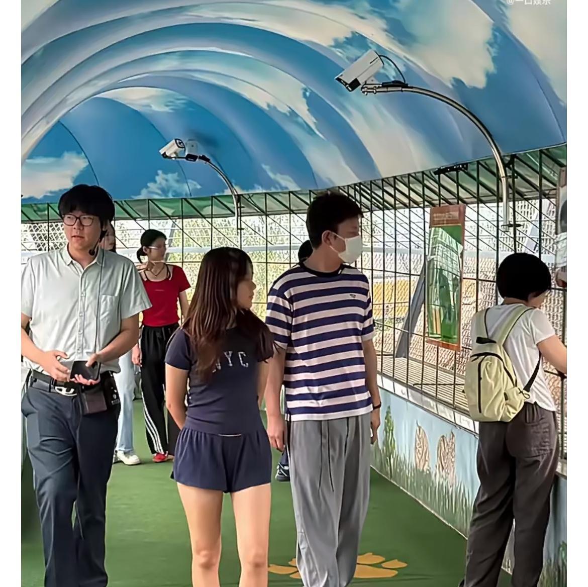 在这个圈子里，愿意把功夫花在孩子身上，而不是花在热搜上的，才是真本钱。
这事儿要