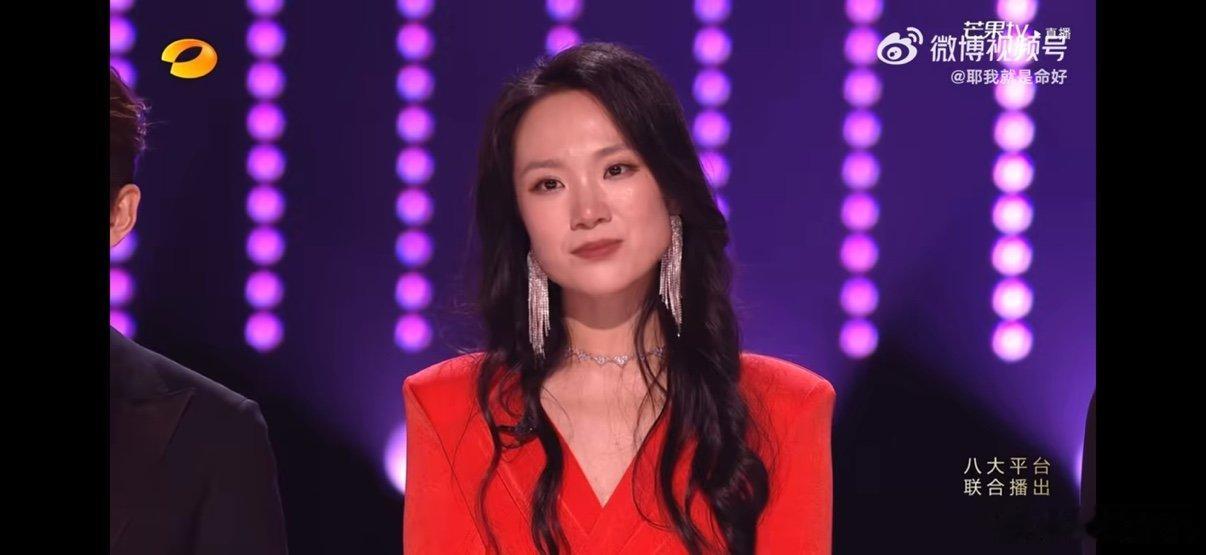 我的妈呀奈斯 声鸣远扬直播那英在《声鸣远扬 2025》的反应太真实，听完尚雯婕的