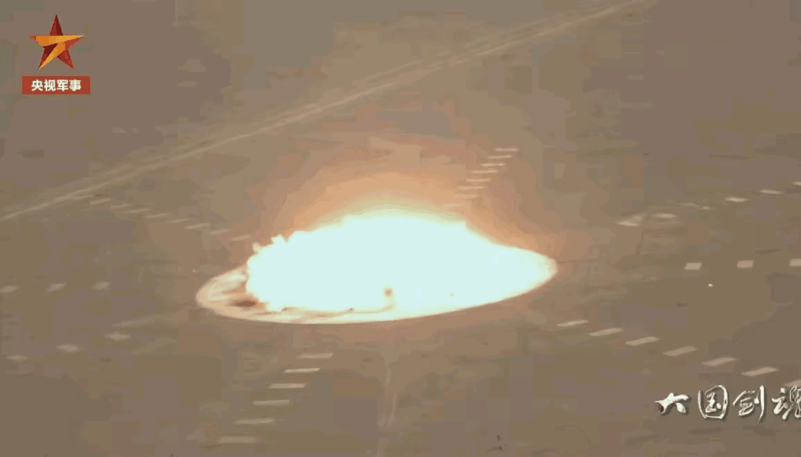视频里爆炸火球直径约60米，面积约2826平方米，这些数据都是基于靶场标线的目视