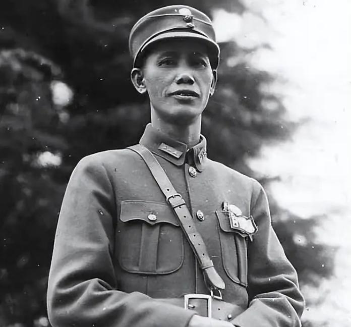 1932年1月28日，就在日本准备攻占上海的时候，我们的军队当中却出了一个厉害人