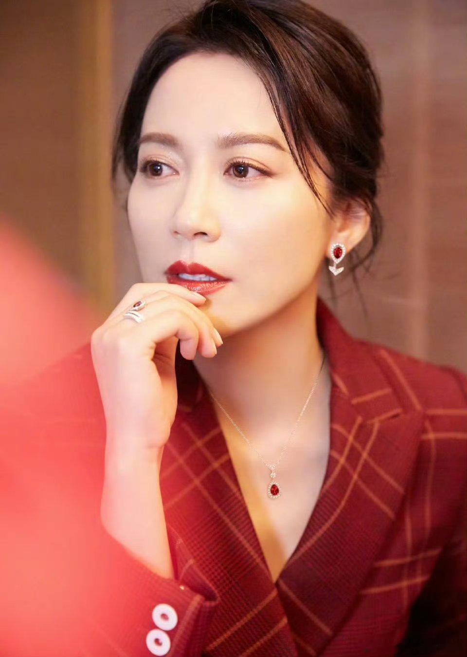 惠英红贾静雯俞飞鸿 一路繁花 三代女神齐聚，颜值与演技并存，从容自信，这才是时光