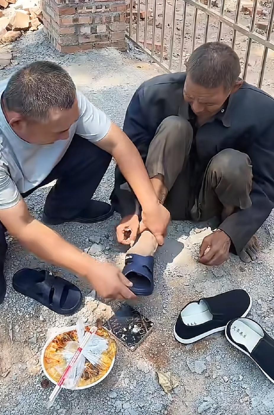 一位流浪汉男子，趴在路边的垃圾桶里找吃的东西，路过的大哥，做出的一个举动，让人感
