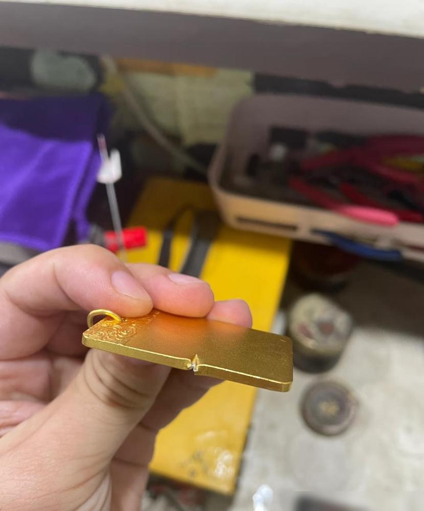 我姑父年轻的时候救过一个人的命，刚好这个人就是弄金子的，在他家当着姑父的面拿了一