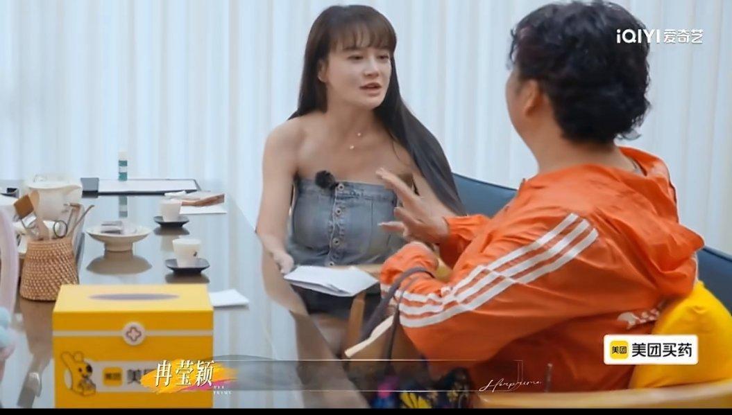 冉莹颖给爸爸三婚妻子塞钱冉莹颖真的好好阿，爸爸三婚，看到爸爸生病之后，还会给爸爸