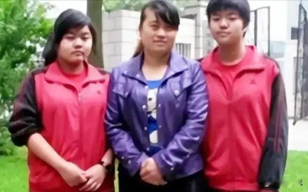 “大爱无疆！”1999年，贵阳一妈妈以过生日买蛋糕为由，将两个女儿抛弃。事后，2