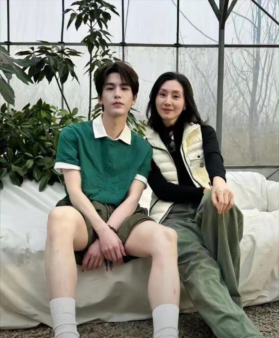 张凌赫的妈妈年轻又貌美，看起来完全不像长辈，太让人羡慕了 