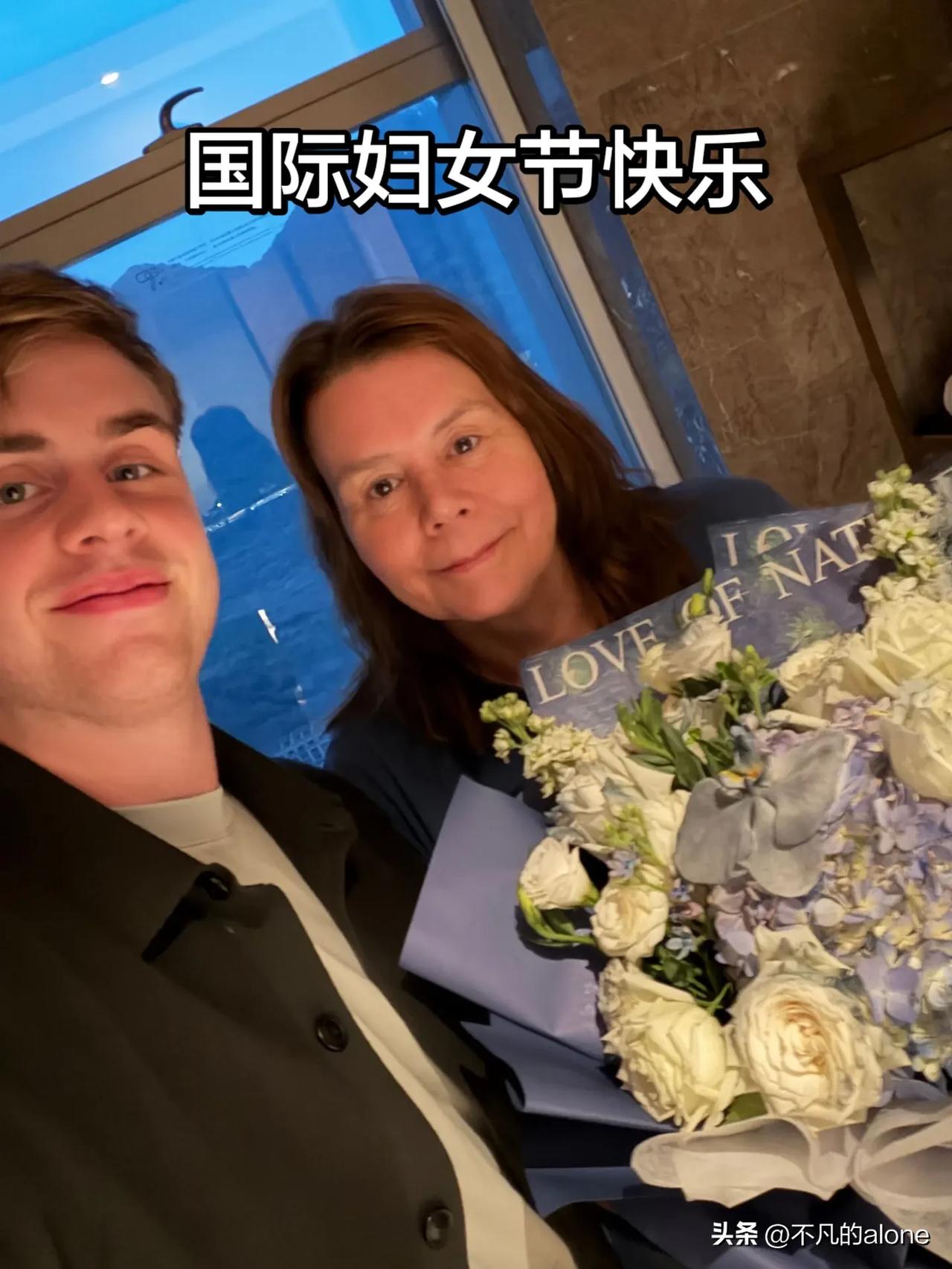 3月8日，莫雷加德发文祝妈妈国际妇女节快乐，母子俩长得真像。

小莫发了两张图片