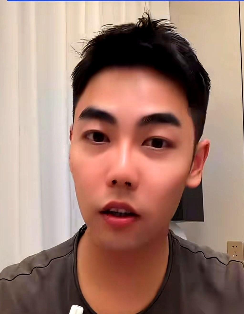 在电视剧《主角》里，有个角色让人很难忽视。
他叫薛桂生，外号“薛娘娘”。
只要他