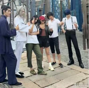 纸片人男团惊现戏剧节 乌镇戏剧节和阅文的梦幻联动，让一人之下男团和宝儿姐走进了现