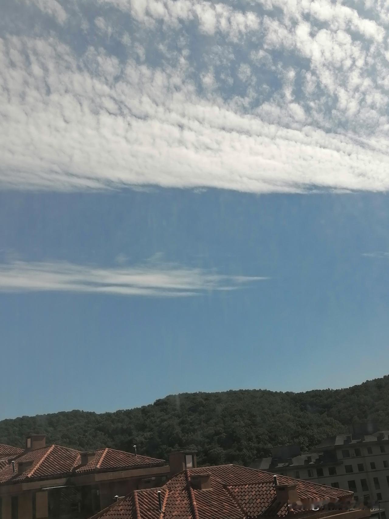 刚刚拍下的天空～云很任性，自由自在，随心所欲，摆出各种姿态，舞动着神奇梦幻的身姿