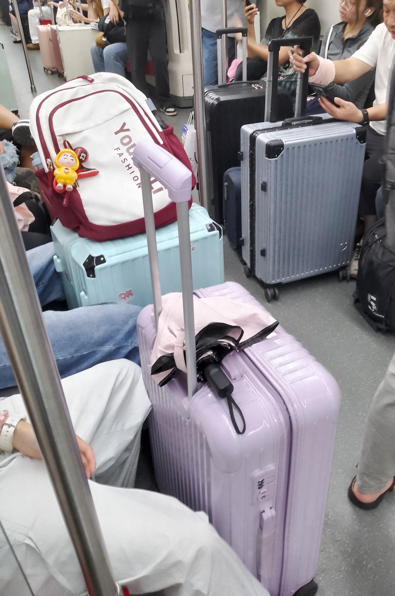 昨天下午四点半左右，广州地铁7号线往广州南站方向，我发现已经很多拖箱的人，有些人