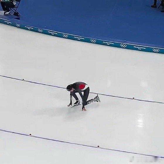 捷克老将赛后跪谢观众真是令人感动的瞬间 