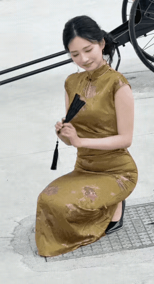 民国时期的标准美女穿着，旗袍装