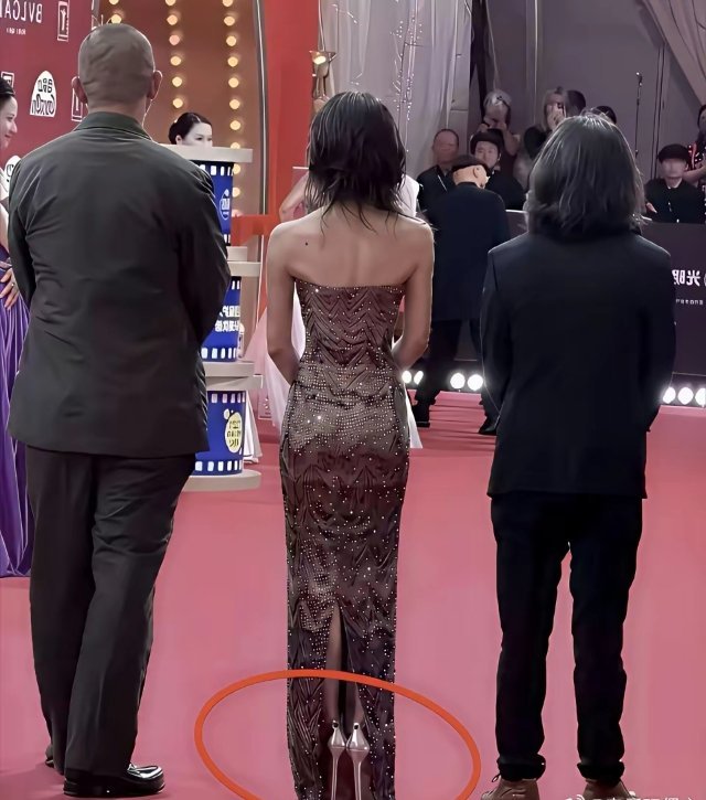 一个敢设计，一个敢穿，真是大写的服，这鞋跟，估计得有20厘米了吧。 