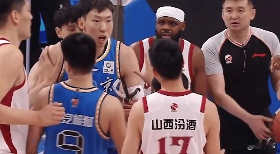 焦海龙谈跟周琦的冲突：

“比赛很激烈。”

“大家都想赢。”

“所以发生点摩