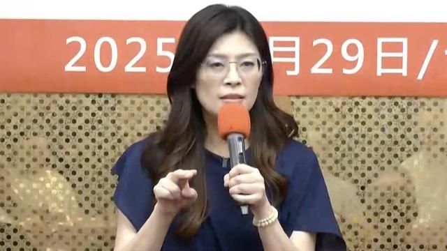 台当局突推重磅政策，数万人联名反对，郑丽文成民意首选
 
岛内这阵子最显眼的对比