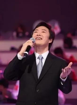 我以前特爱听费玉清的歌曲，总觉得他的嗓音干净，吐字清晰。况且他本人长得温润如玉，