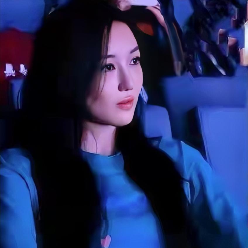 王菲女儿李嫣，从小接触公益，早早明白善意的重量。

6岁举办个人画展，所得收入全