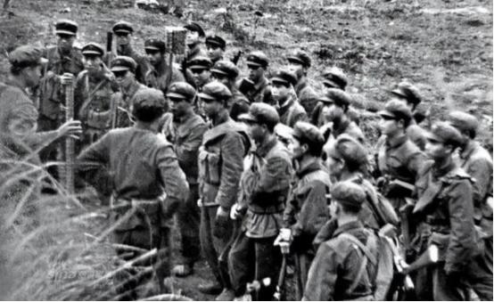 1979年，越南老百姓发现一个怪象：中国军队撤退时，为什么专炸水泥电线杆？

麻