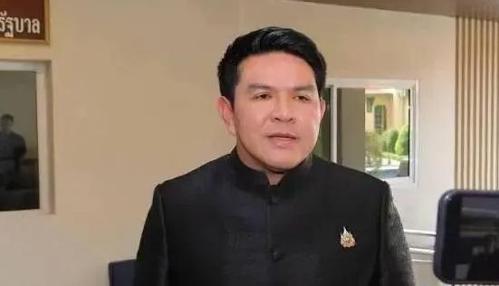 泰国部长终于说真话了：欢迎中国游客来花钱，但不欢迎中国游客有特权。
 
单看这句
