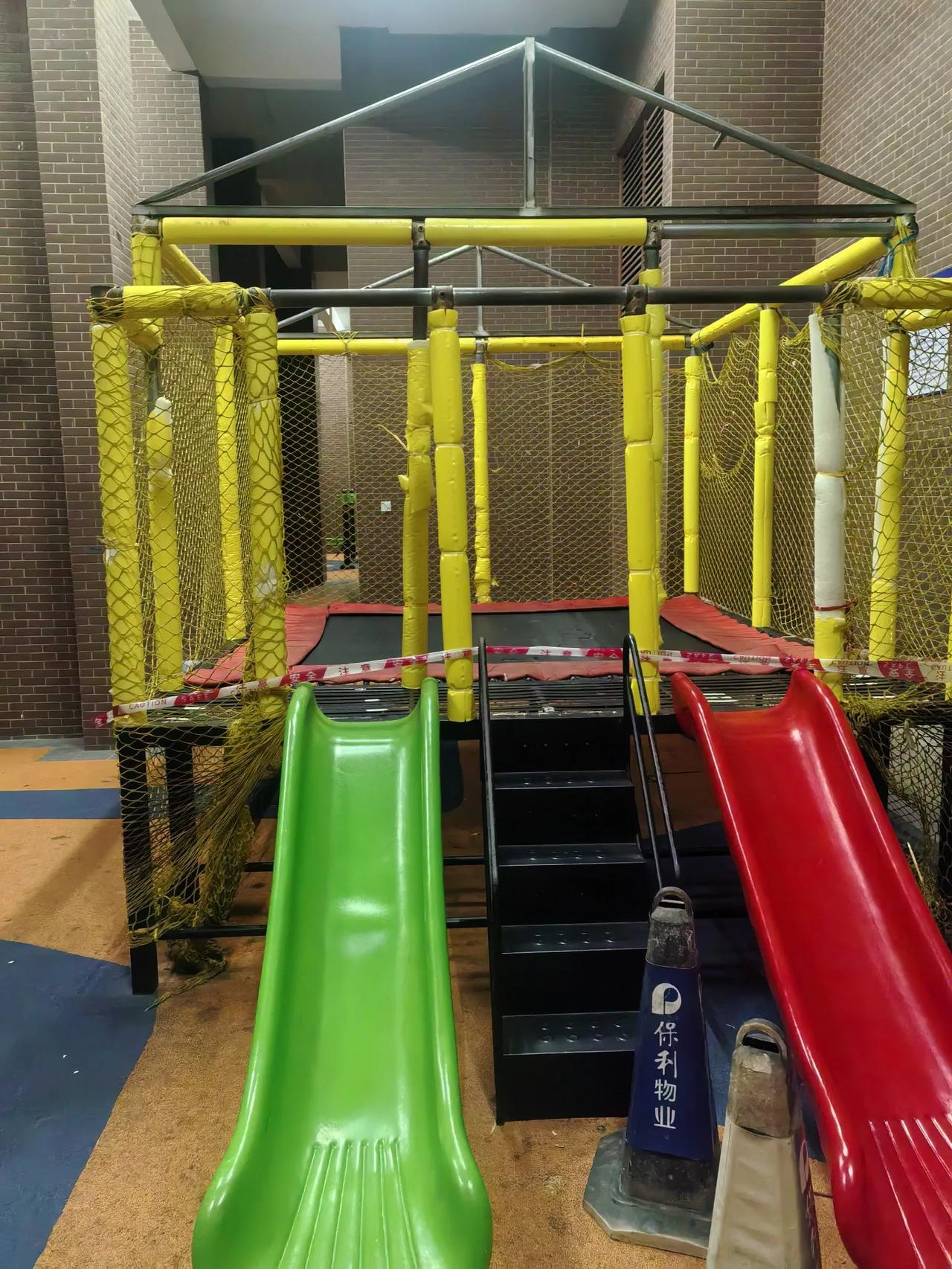 我们小区挺大的有四个区，每个区都有这种儿童设施给小朋友玩的，可是有些小朋友就是坏