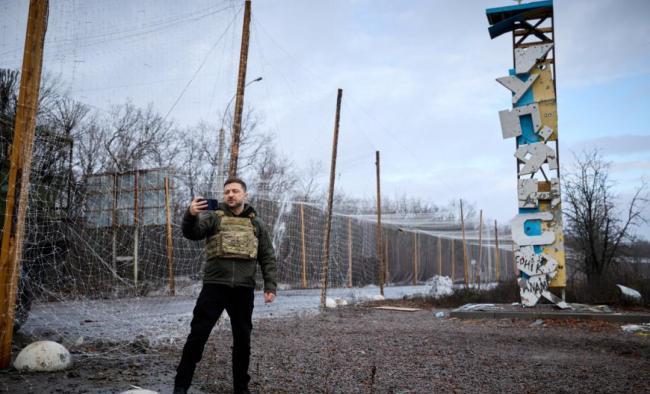 泽连斯基前线手持iPhone自拍：乌克兰仍在抵挡！他这样做目的是什么，他是一名合