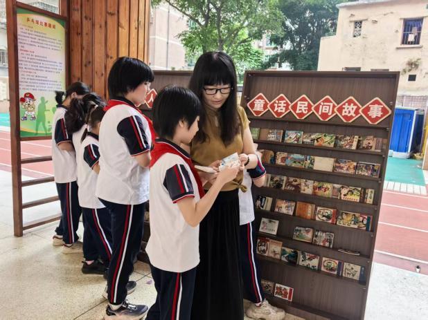 清水濠小学这场连环画巡展让师生在国旗下遇见百年课本，沉浸式领略经典小人书的艺术魅力