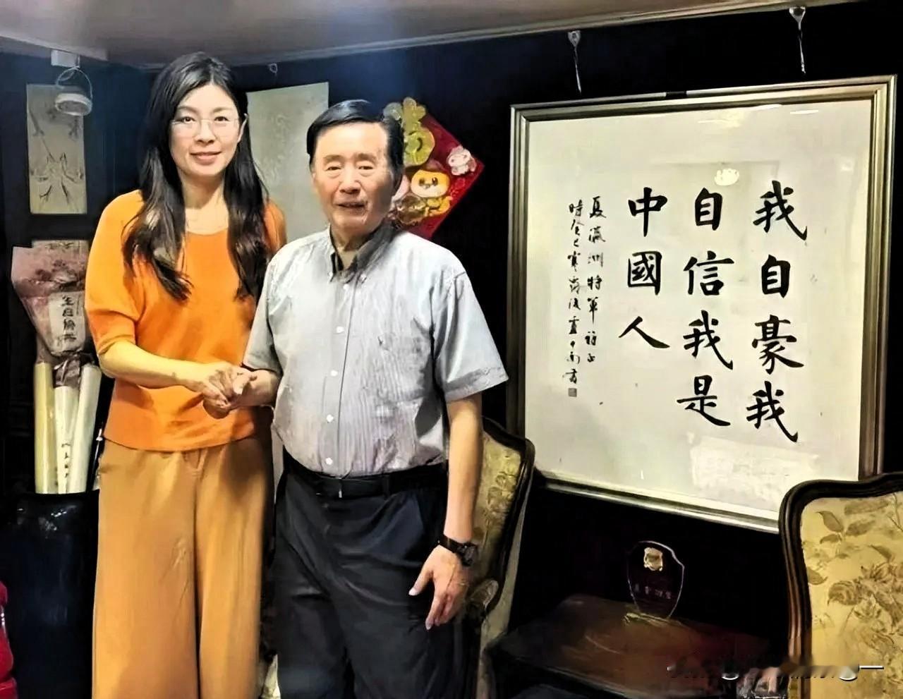 台湾夏瀛洲将军家中一幅“我自豪我自信我是中国人”的书法格外醒目。这不仅是艺术展示