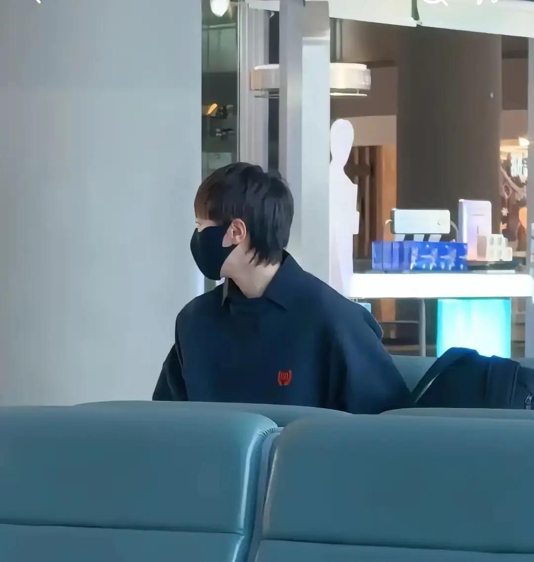 决赛名单没她，鲁能照样夺冠
 
王曼昱坐在场边鼓掌，镜头扫过，她笑得比谁都开。