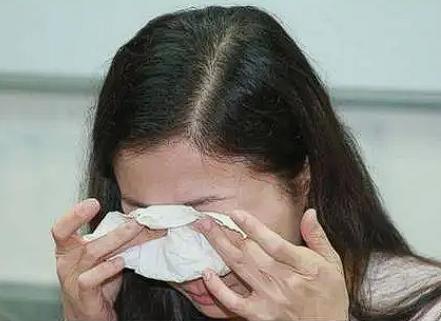 “这女人心也太狠了！”河南，一女子的丈夫瘫痪在床，每天晚上不睡觉大声喊叫，说不想