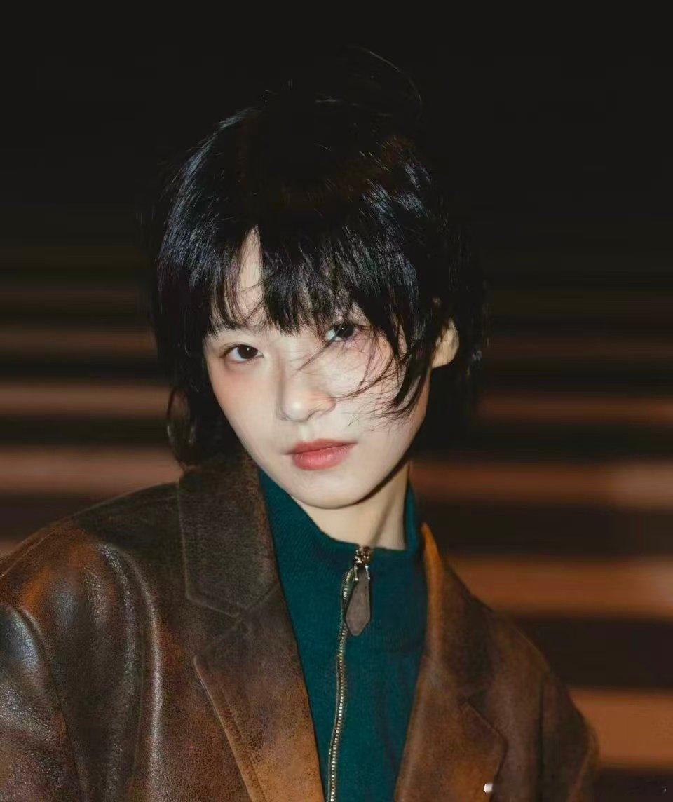 李庚希的下排牙李庚希的下排牙很有自己的特点，不是流水线般的精致，这种独一无二的感