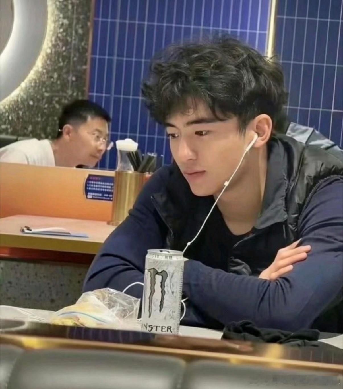 Lucas是老大，眉眼之间看着有谢霆锋年轻时候的骨相了，老二Quintus不如他
