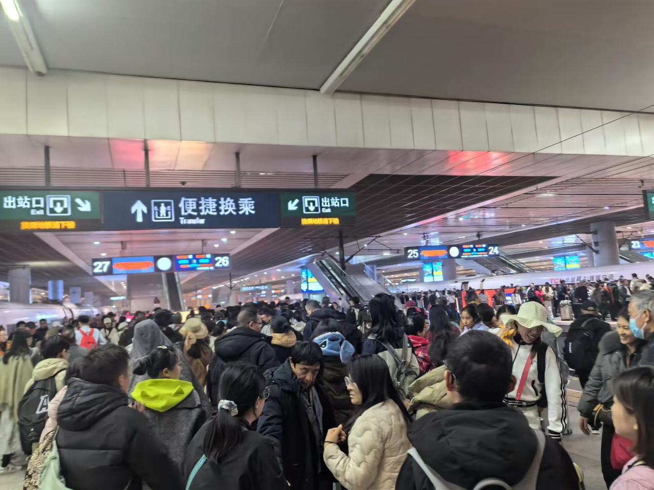 今年的春节假期很短，返程大军已经浩浩荡荡奔回西安了。