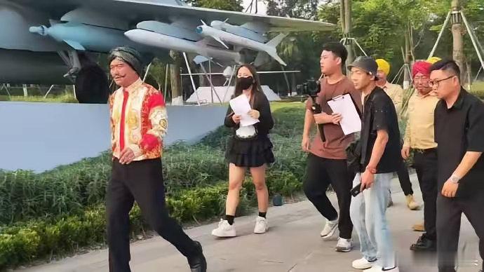 豪哥哥团队整活整出了新高度，这次跑到了成都的成飞公园去拍短视频了，一行人穿的还是