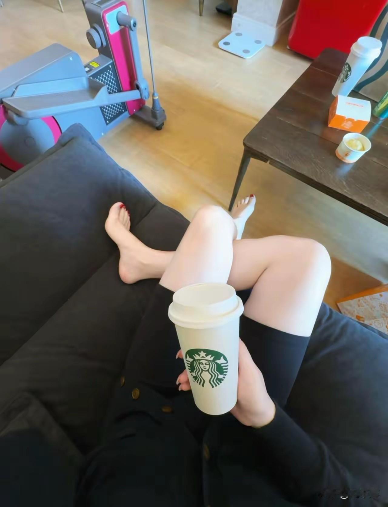 临近岁末，
我最怕的就是回家过年。
每次春节返乡，
父母总会不停地催我相亲结婚。