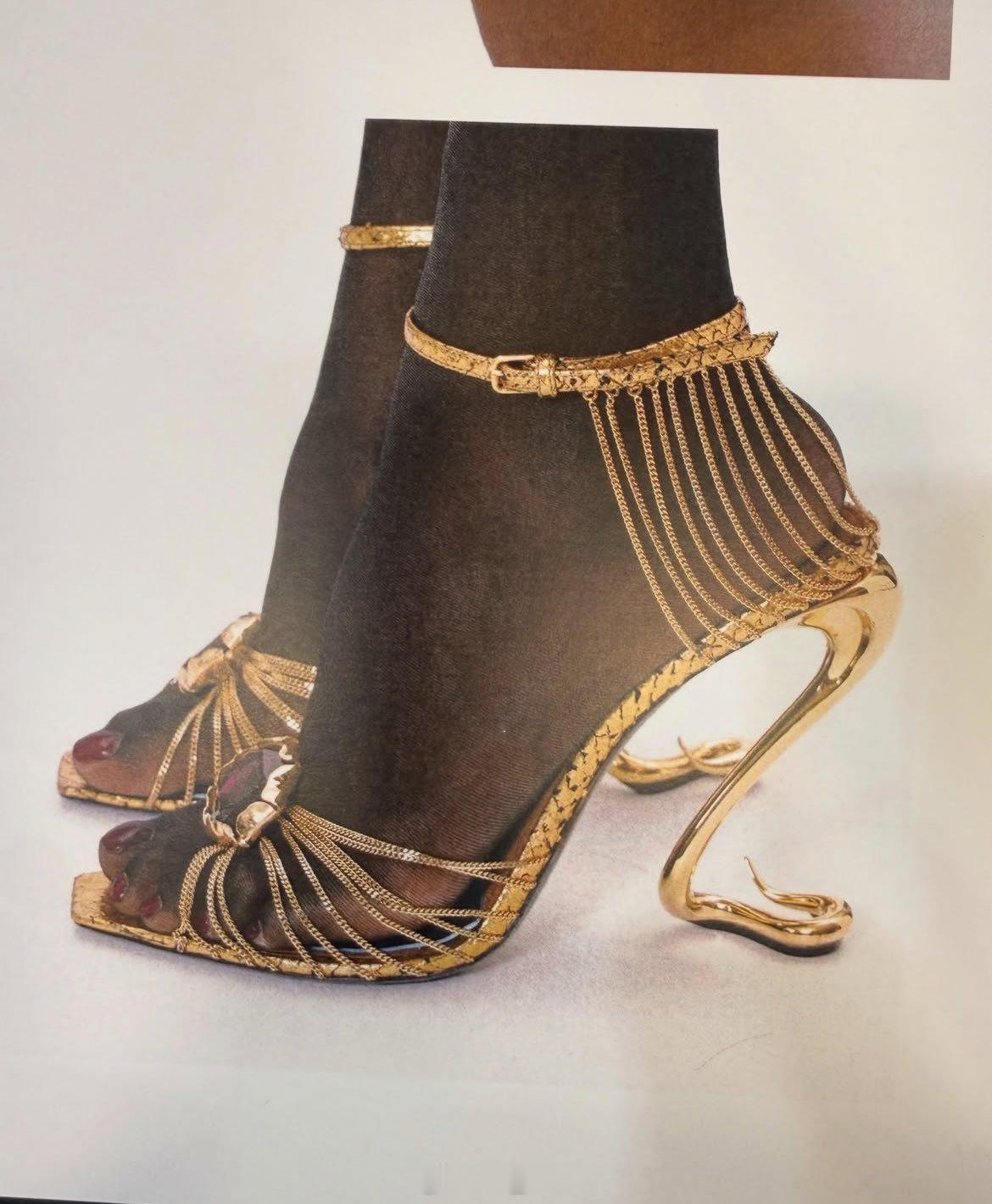 圣罗兰女郎的利器——蛇跟鞋Saint Laurent S/S 2027 ​​​