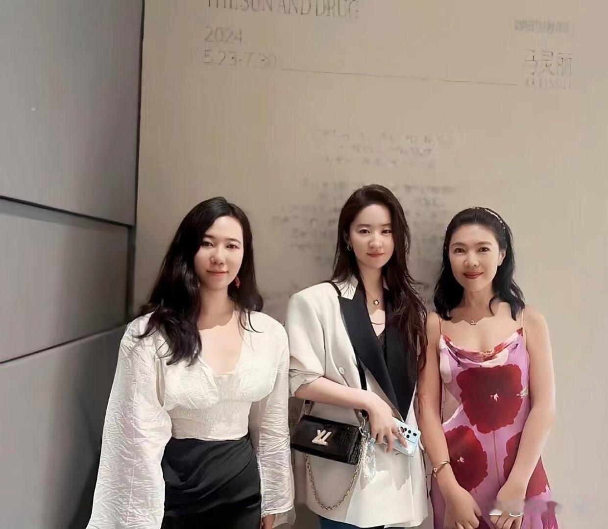 刘亦菲日常颜值已足够出众，可一旦与人同框，美得简直像开了buff！瞬间脱颖而出的